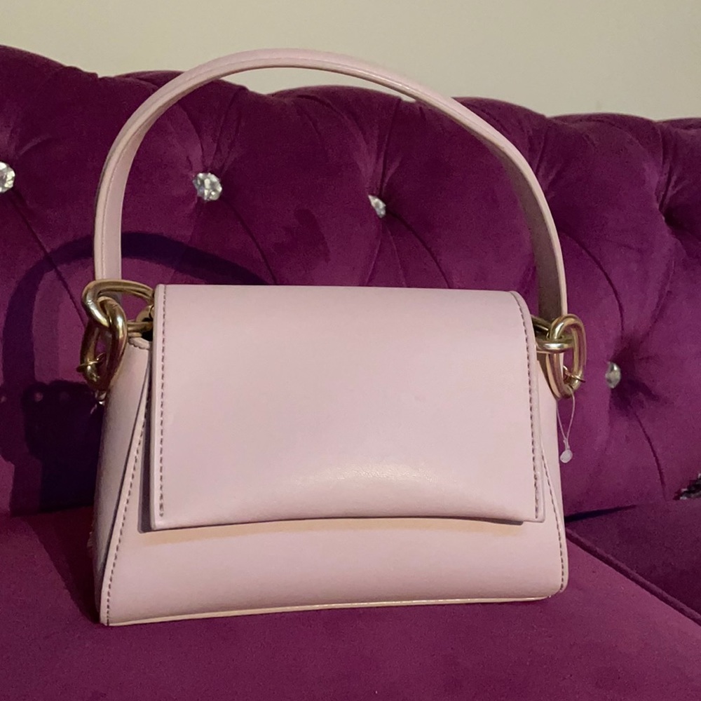 H.o.w lavender handbag it’s so pretty.
